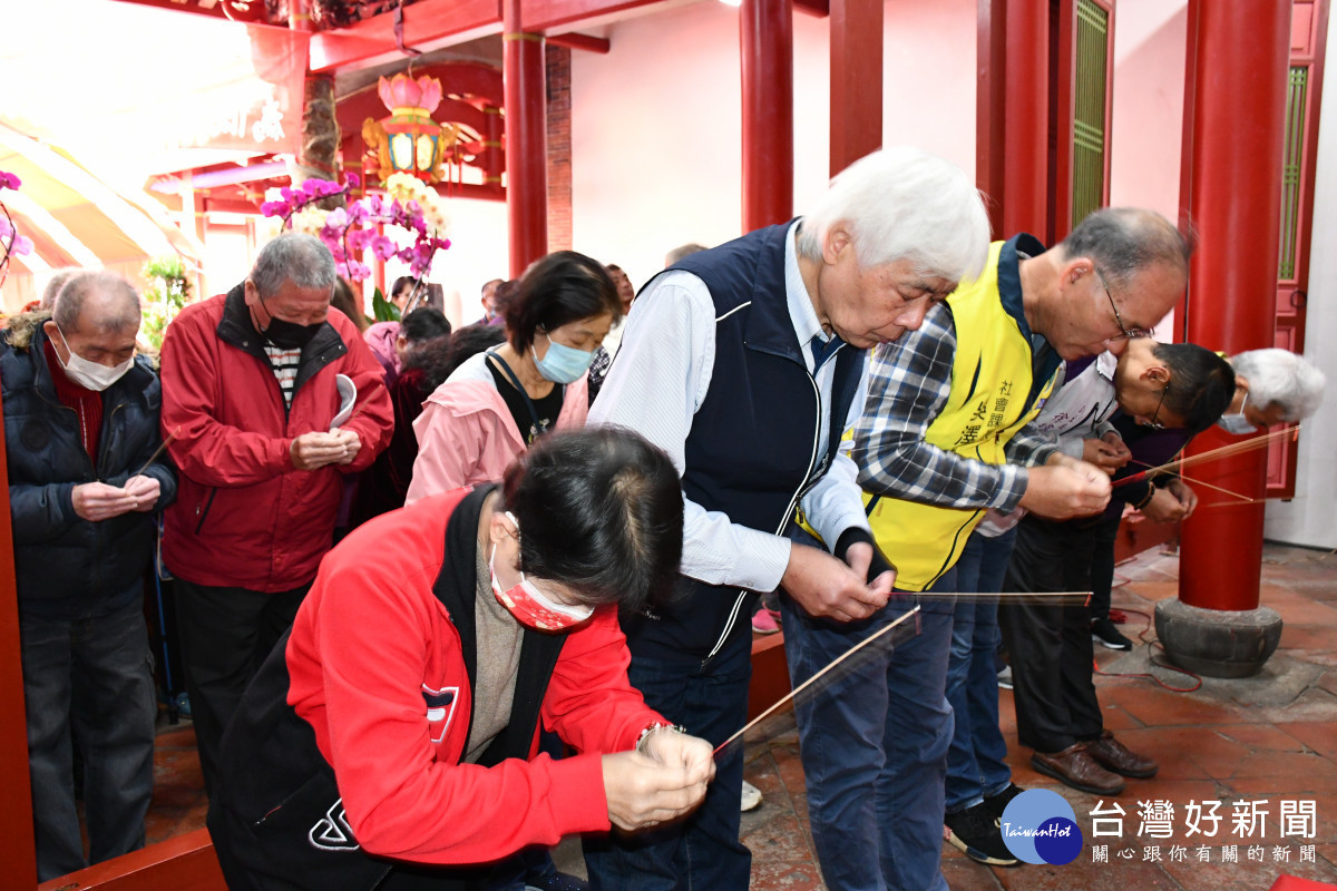 彰化市公所寺廟室主任盧建州（前排中左）與社會課長吳澤生（前排中右）代表林世賢市長上香祈福。圖／記者鄧富珍翻攝