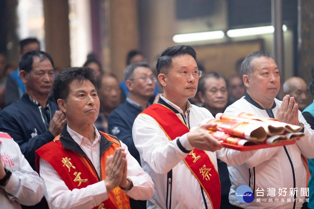 桃園市副市長蘇俊賓於大園內海貴文宮遶境祈福儀式中上香祈福。