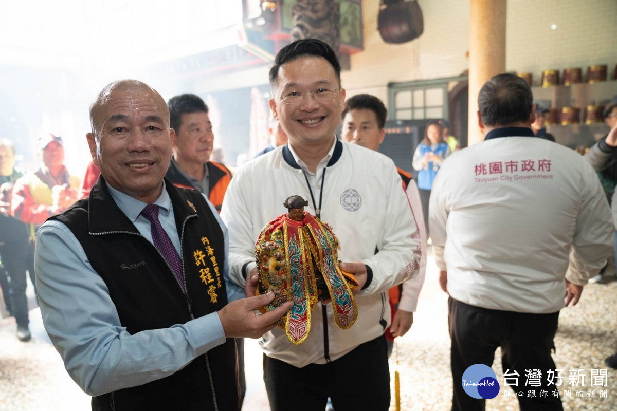 桃園市副市長蘇俊賓親身參與大園內海貴文宮遶境祈福儀式。<br />
