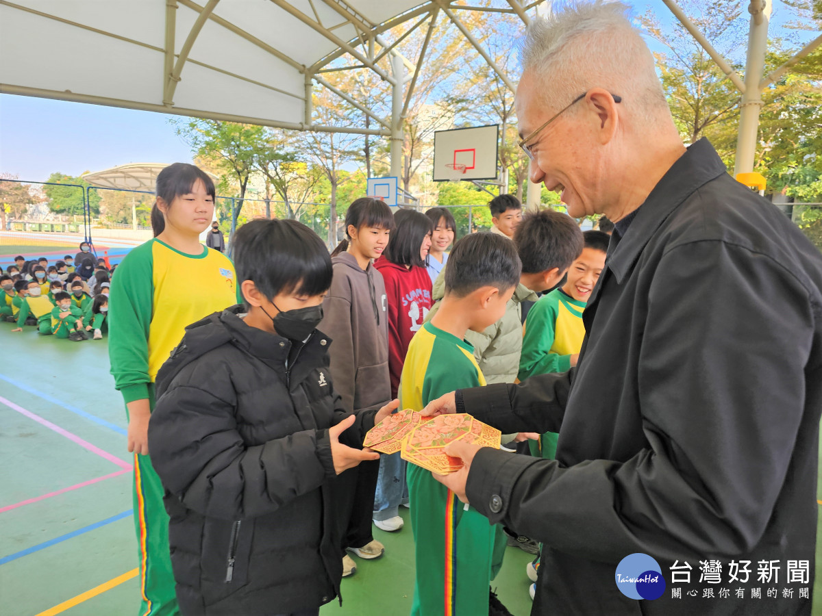 嘉義市府教育處長郭添財特別代表市長黃敏惠，前往關心各校開學準備情況／嘉義市府提供