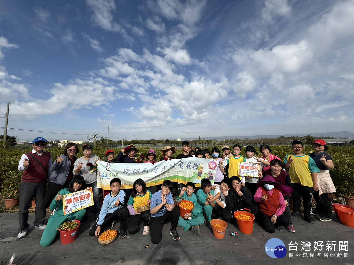 福德國小18位畢業生在開學日實踐永續生活，採金桔製成惜食果醬販售實現圓夢助學。圖／福德國小提供