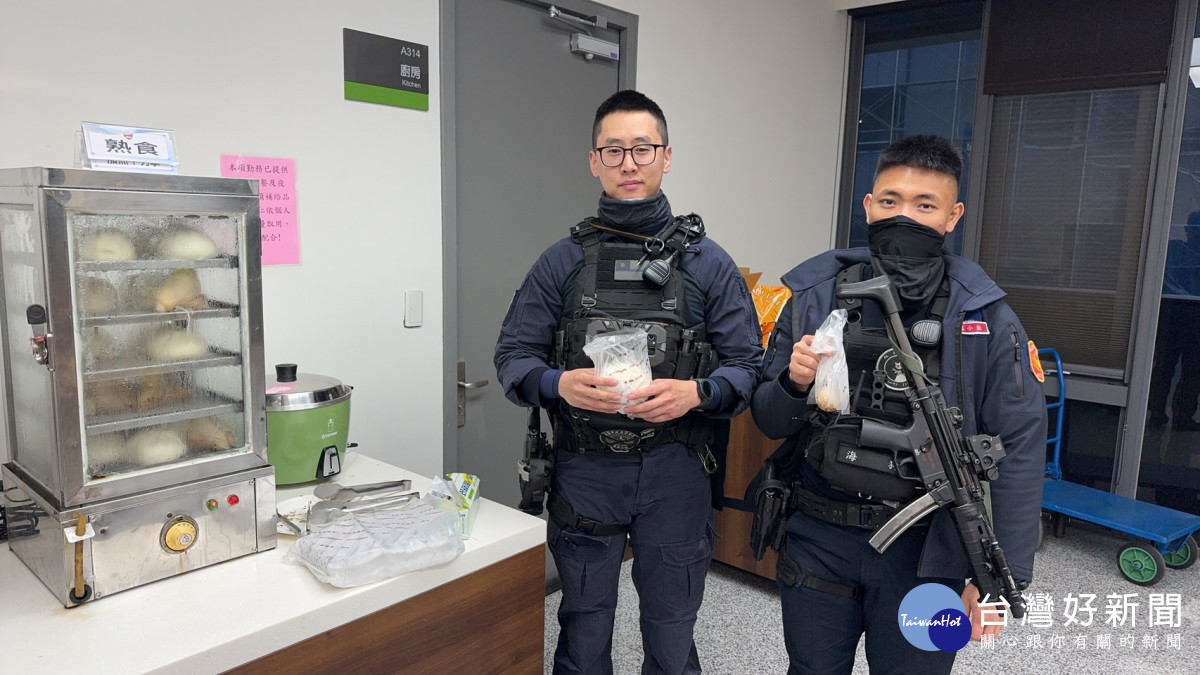 警局在快打任務編組警力待命服勤處所設置超商型補給站，提供的內容豐富多元。