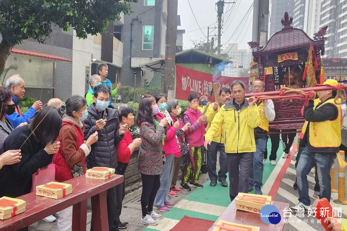 八德三元宮天上聖母繞境活動中，民眾擺香案、鑽轎腳祈求闔家平安。