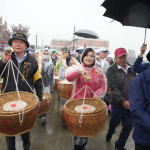 雲林縣長張麗善與鎮安宮主委章金樹等人一起擔「飯擔」進入會場／翻攝照片