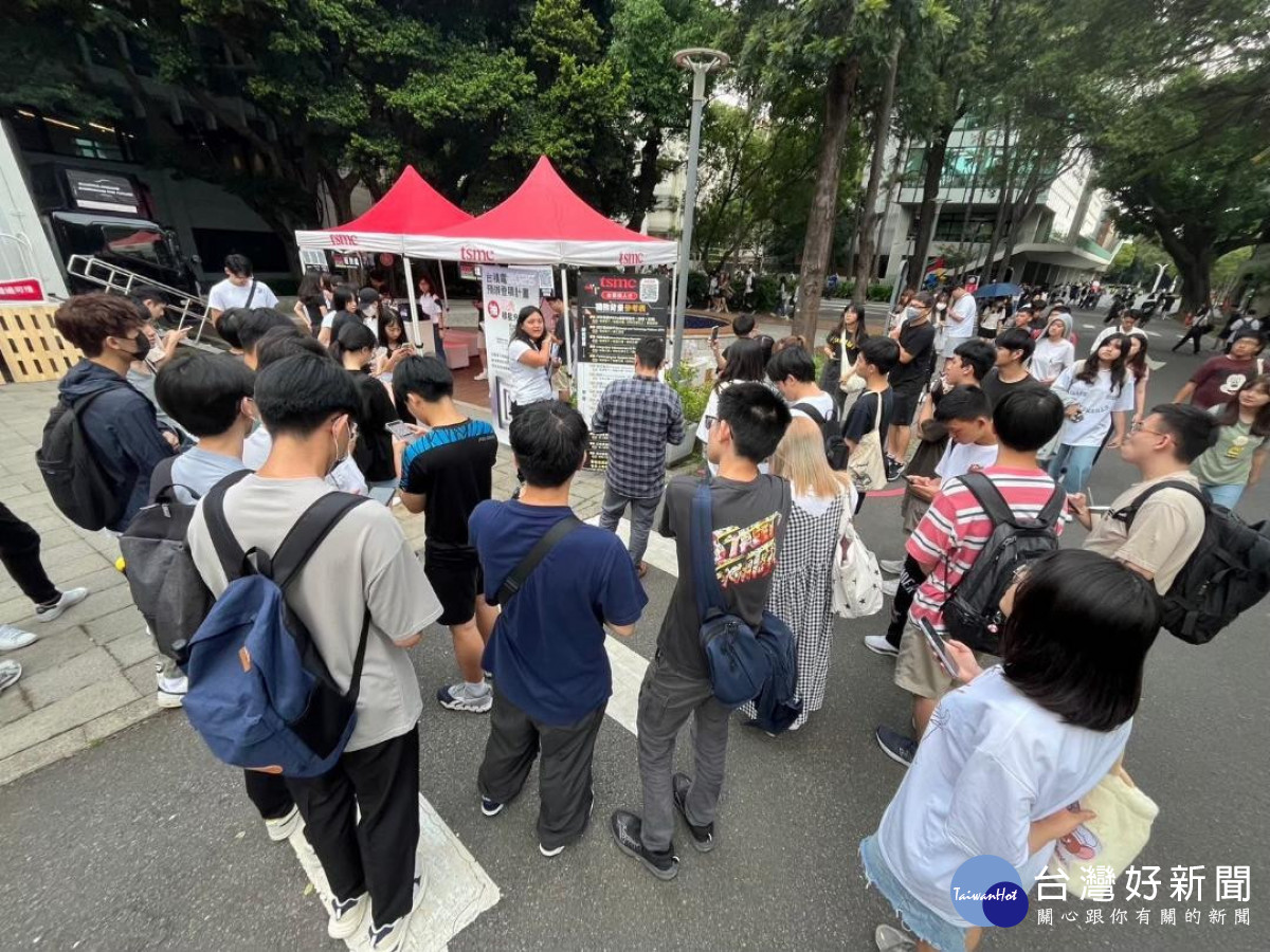 台積電(TSMC)至中原大學舉辦校園徵才活動，學生參與情形踴躍。