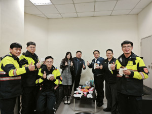 平鎮警準備湯圓、雞排為執勤同仁加油打氣。