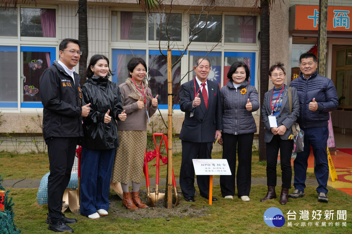 雲林縣長張麗善今（13日）應邀參加日本育櫻會於麥寮鄉一家幼兒園種植櫻花活動／雲林縣政府提供