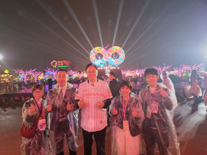台灣燈會在桃園開幕，神戶市議會議長率團隊跨海力挺，與市長張善政合影。