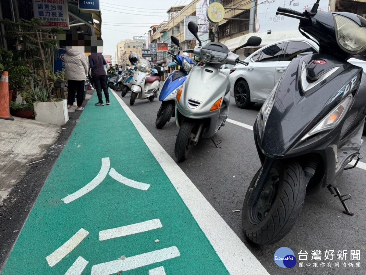 彰化市大埔路新設標線型人行道，彰化警開始違規執法。圖／彰化縣境局提供