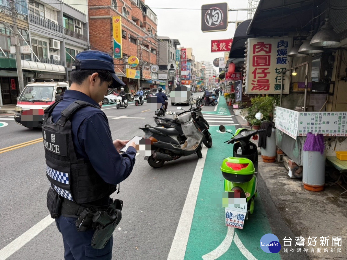 彰化市大埔路新設標線型人行道，彰化警開始違規執法。圖／彰化縣境局提供