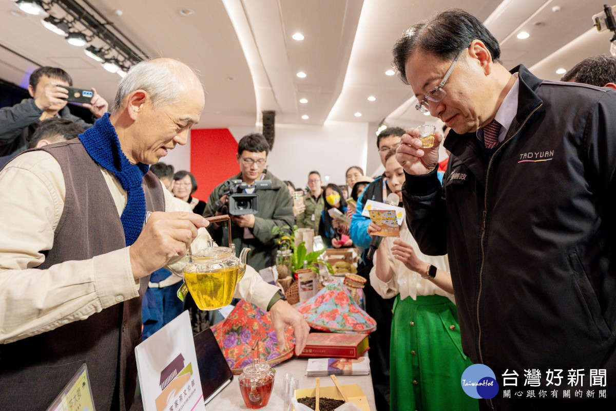 張市長仔細品茗茶香魅力。