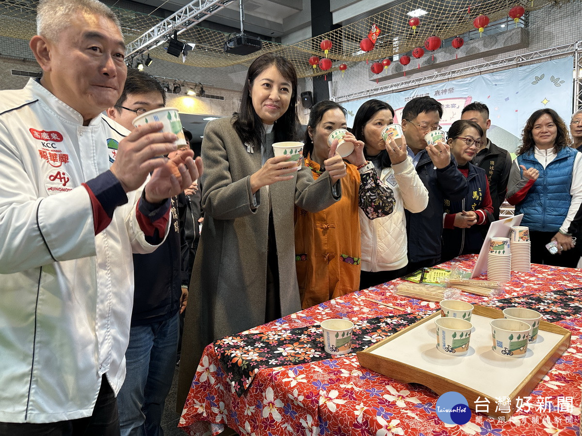 來賓品嚐鹿茸養生雞湯。（記者扶小萍攝）