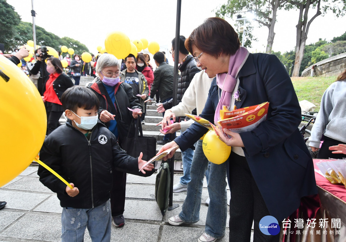 2025彰化月影燈季，西洋情人節的今天520對情人一起放閃。圖／彰化縣政府提供