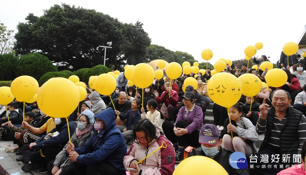 2025彰化月影燈季，西洋情人節的今天520對情人一起放閃。圖／彰化縣政府提供