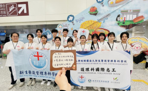 學生在祈願小卡寫下對自己的目標與期許。