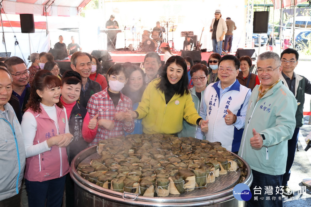 特色竹筒飯開鍋香氣四溢。（縣府提供）