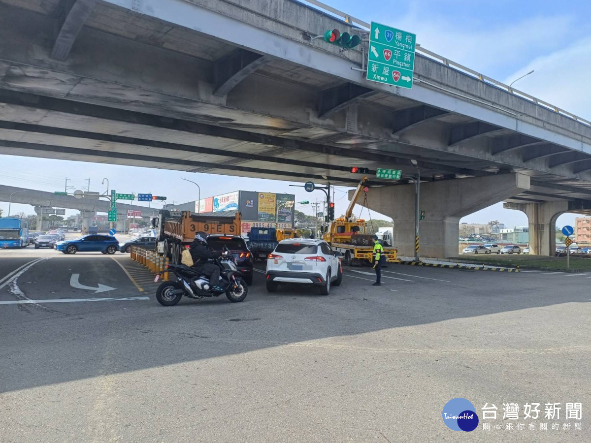 執行燈會勤務遇車禍，警急救護疏導交通。