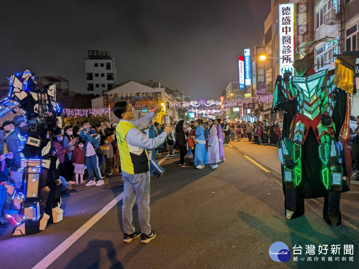 最夯的彰化古城踩街國際嘉年華會，吸引近5千人參與。圖／記者鄧富珍攝