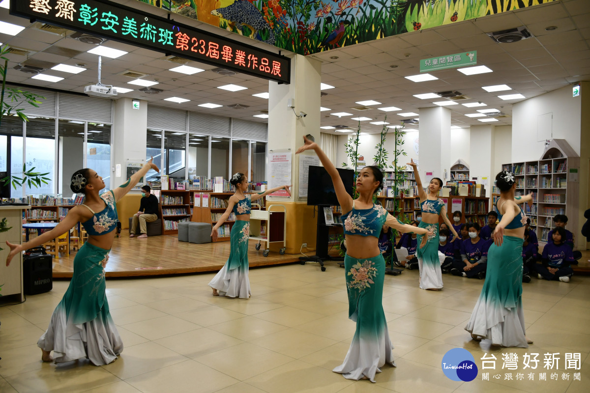 彰安國中舞蹈班同學為美術班第23屆畢業展獻舞。圖／記者鄧富珍攝