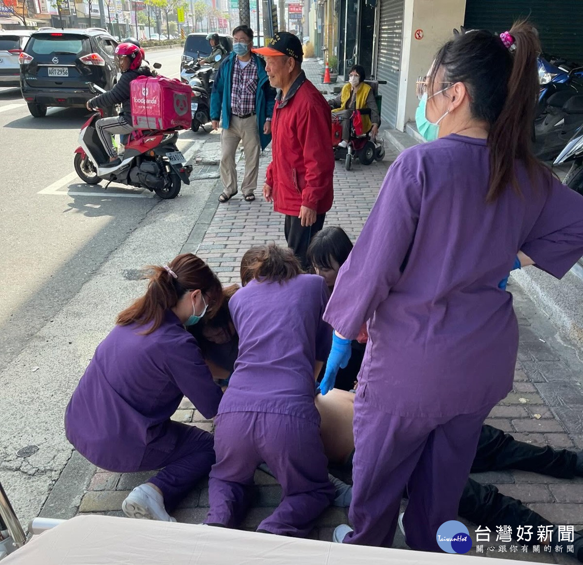 老翁吃麵包噎住失去呼吸心跳　醫師路過出手搶救幸運從鬼門關前搶回