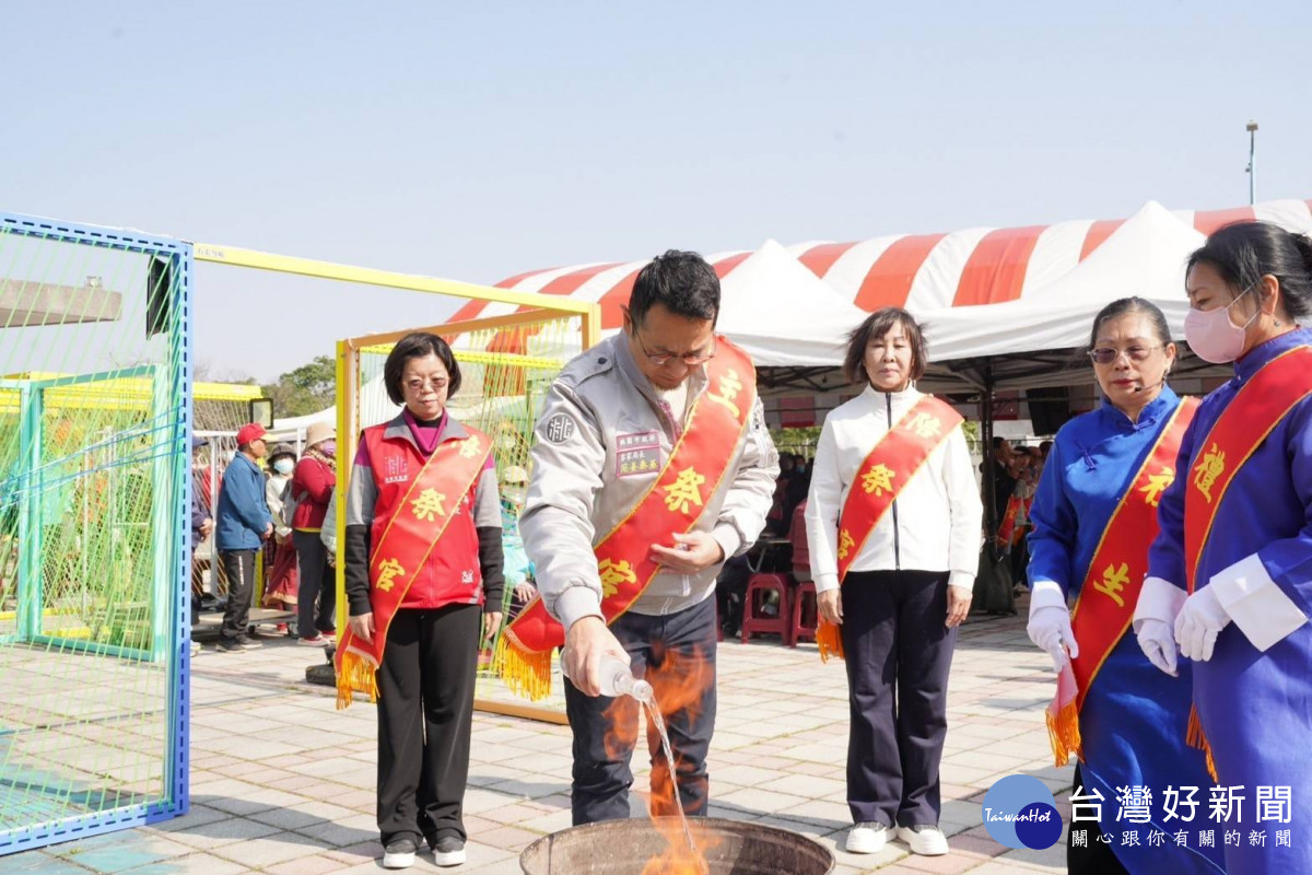 桃園天穿日活動祭天儀式，由客家局長范姜泰基擔任主祭官，進行客家傳統「三獻吉禮」，藉此表達對天地的敬意。