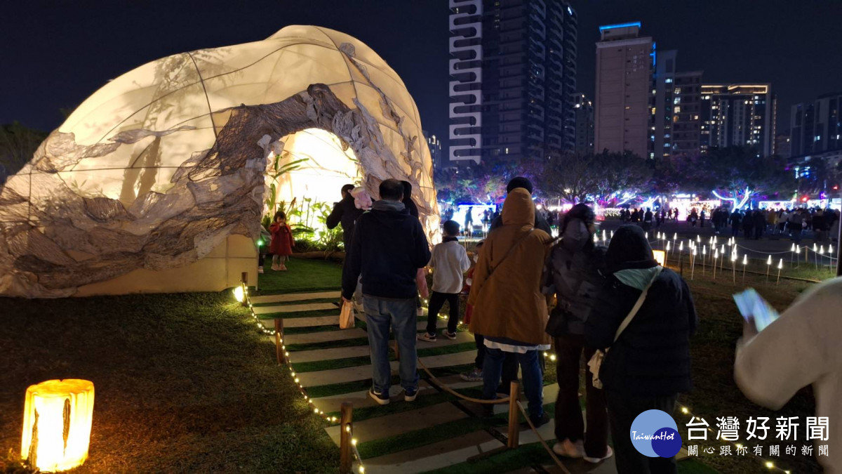 作品「脈」，以樹皮布形塑一座發光的山，內部種植光復鄉馬太鞍溼地的植物，象徵原民取之自然，依地而生。