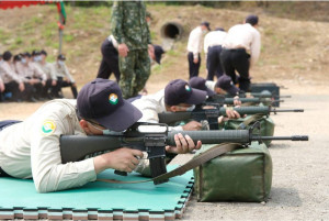 替代役男接受射擊訓練。（圖／內政部役政司）