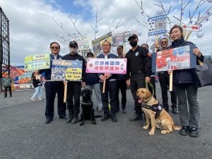 桃園燈會警犬負責場檢任務，協助犯罪預防宣導與民眾互動。