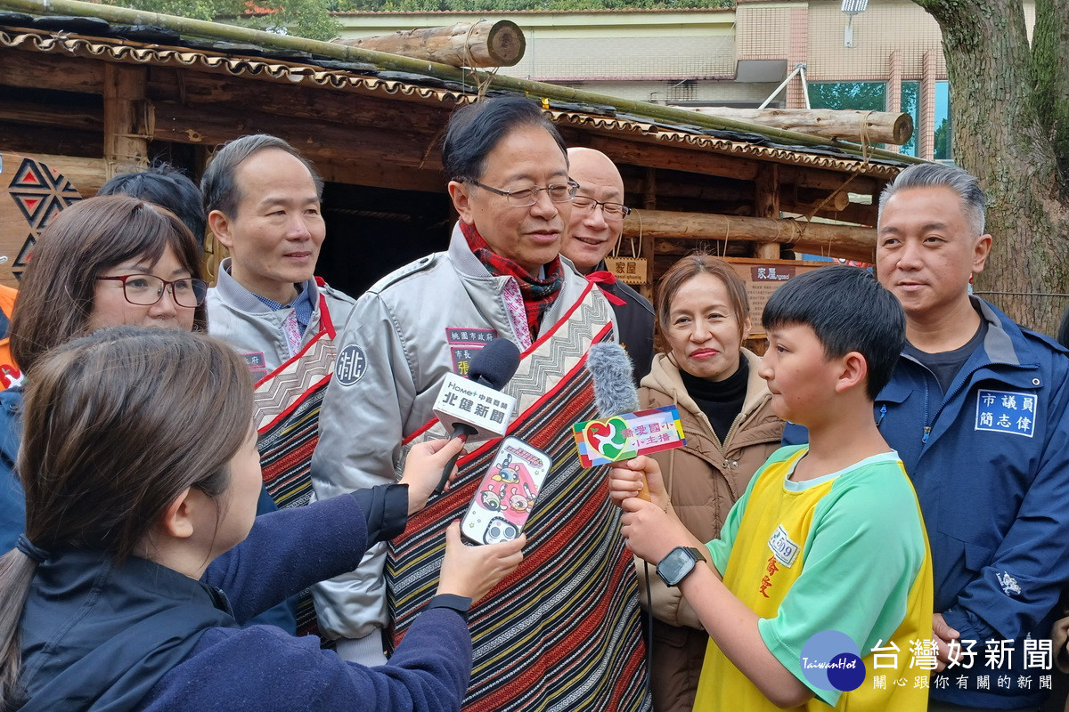 桃園市長張善政出席「桃園市僑愛國小泰雅文化學習場域揭牌典禮」接受學童自製新聞台—「僑愛電視台」專訪。<br />
