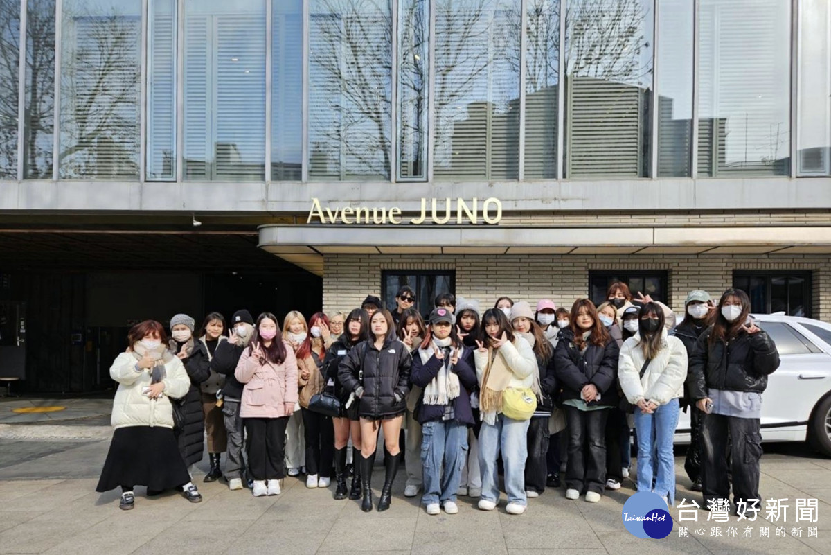 參加海外研習的學生到韓國西京大學產學合作店家參訪。（弘光科大提供）