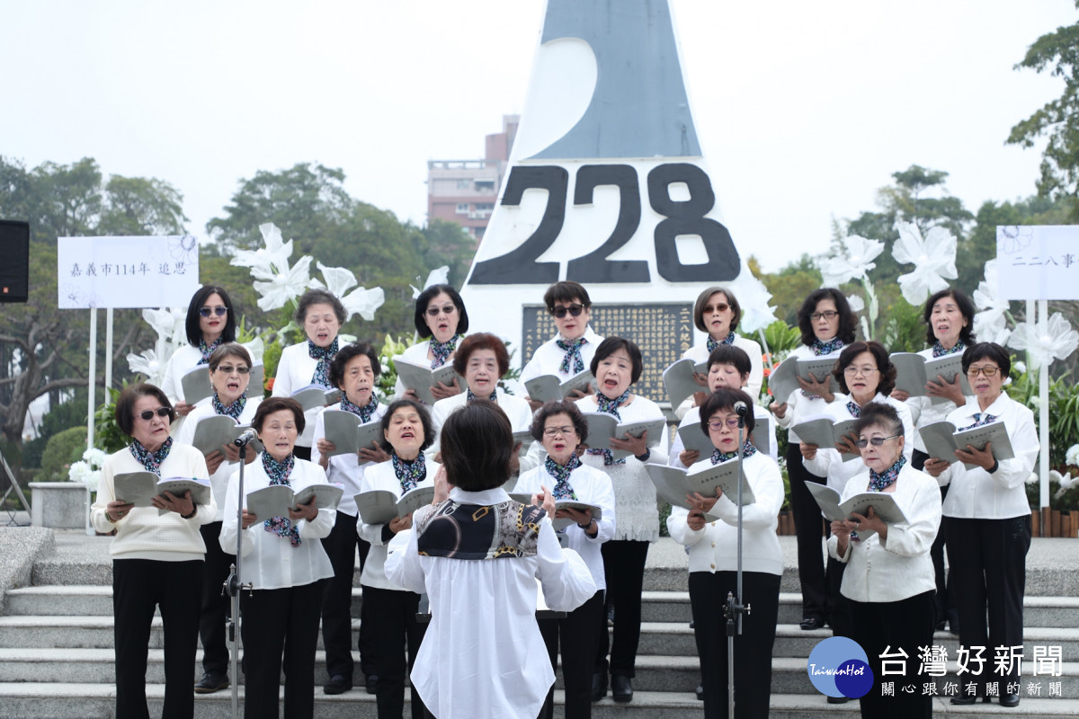 今(26)日上午嘉義市長黃敏惠率領市府主管等各界貴賓，於全台第一座二二八紀念碑前舉辦追思紀念會／嘉義市政府提供