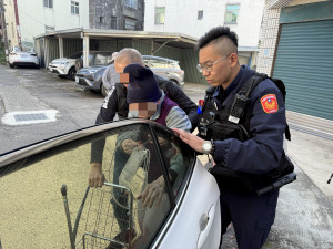 失智老翁癱坐路中迷惘，中壢暖警助安全返家。