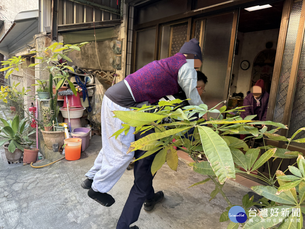 失智老翁癱坐路中，中壢暖警助安全返家。