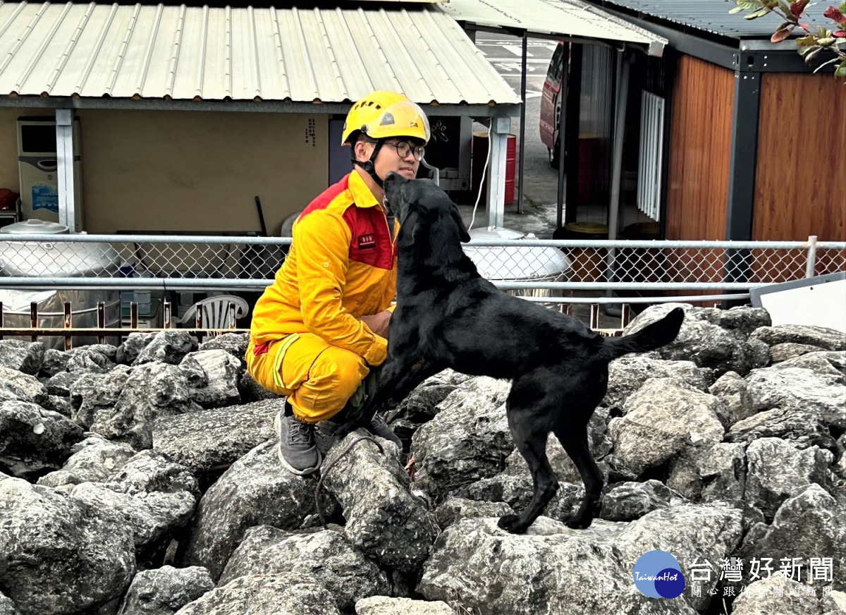 領犬員黃國峰及夥伴Brook共同受理測驗指示