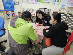 服務站人員指導新住民朋友申請新住民證照獎勵金。