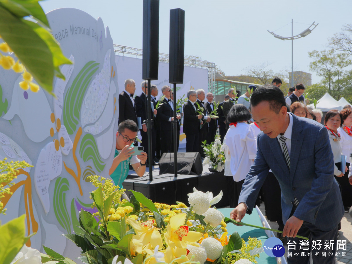 嘉義縣長翁章梁到祈福牆，祈願與感念為台灣民主犧牲奉獻的受難菁英／嘉義縣府提供