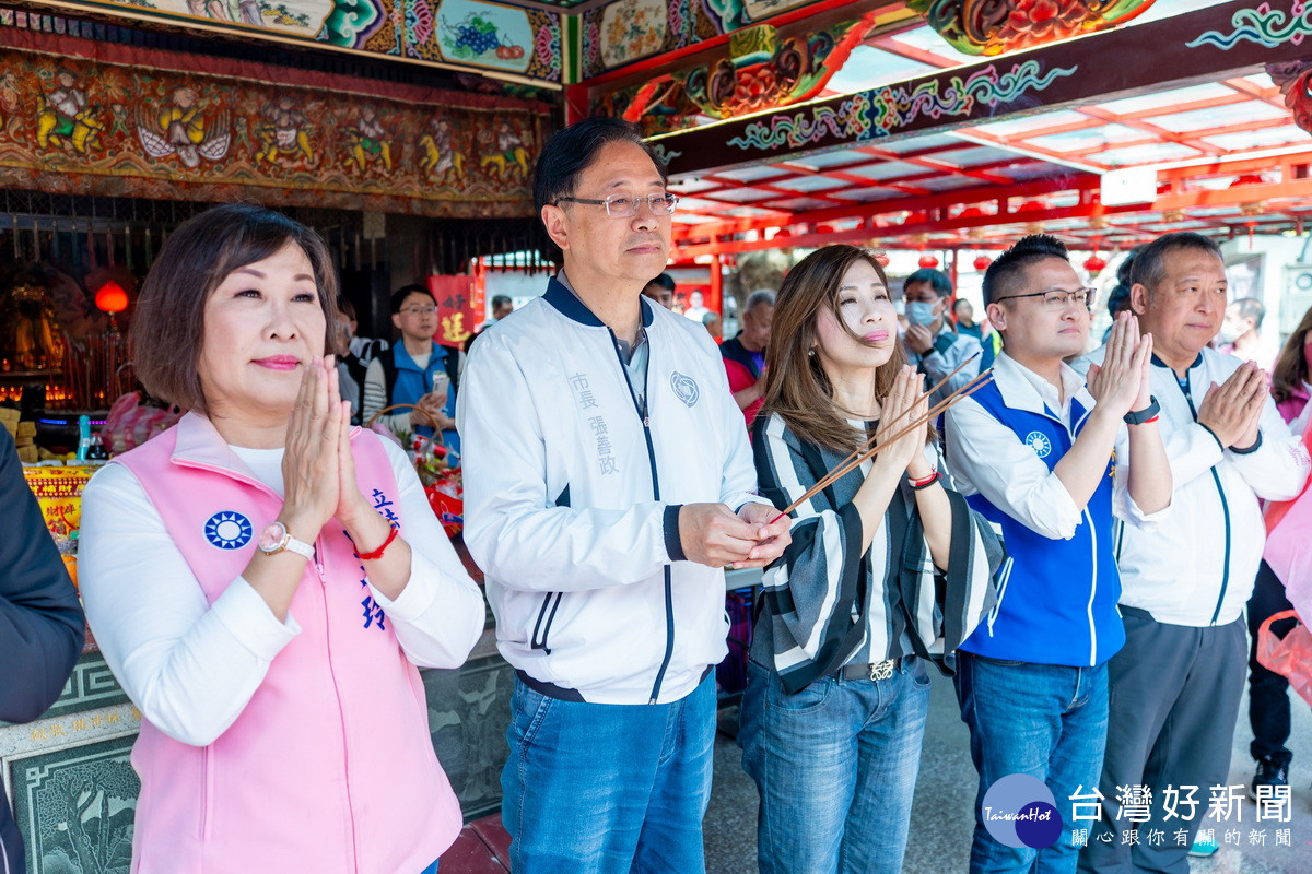 桃園市長張善政出席「平鎮大竹圍福德祠土地公聖誕千秋平安餐會」。<br />
