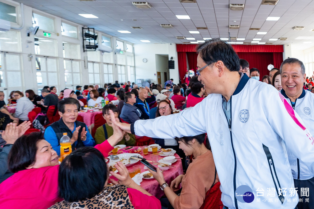 桃園市長張善政出席「平鎮大竹圍福德祠土地公聖誕千秋平安餐會」。<br />
