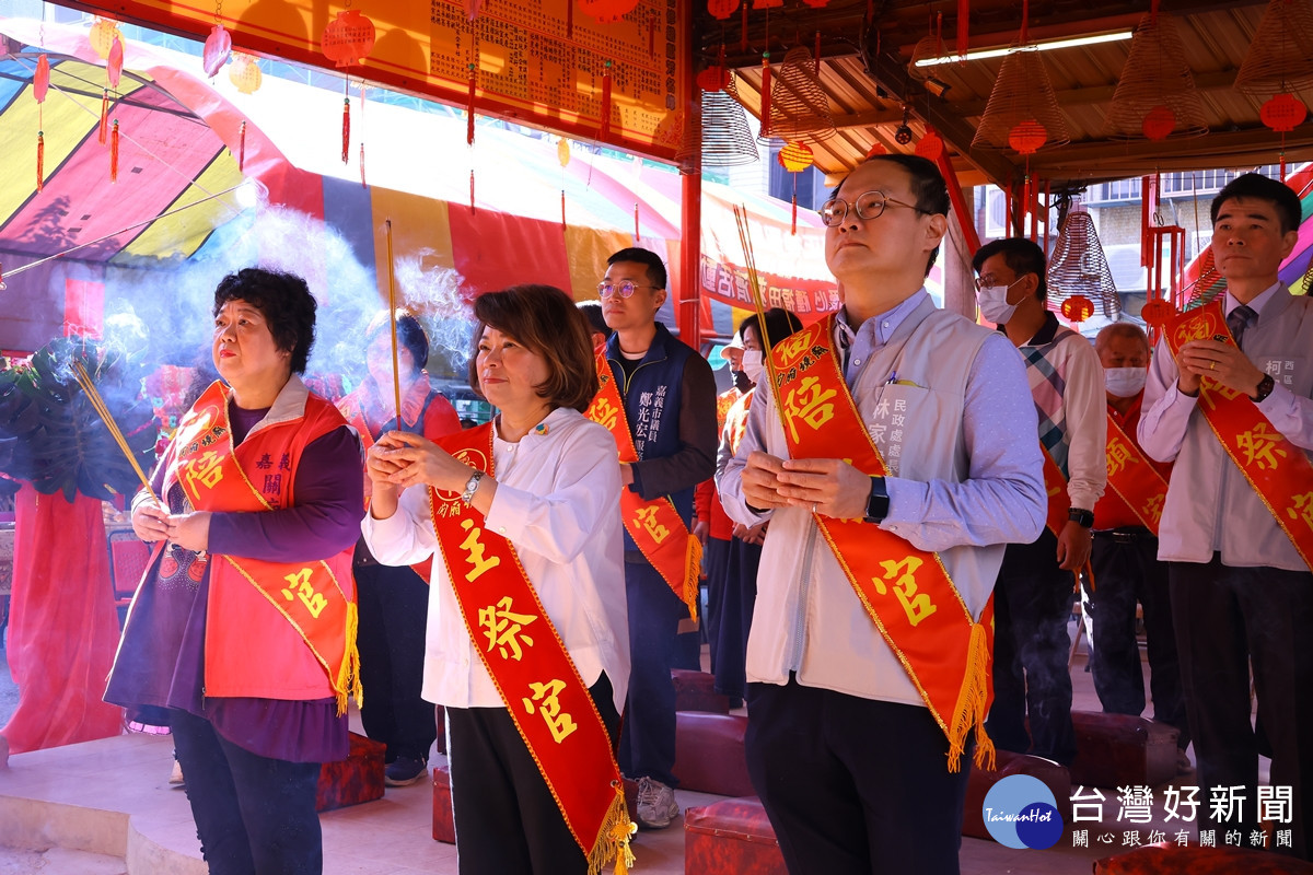 嘉義市長黃敏惠到關廂境廟參拜／嘉義市府提供