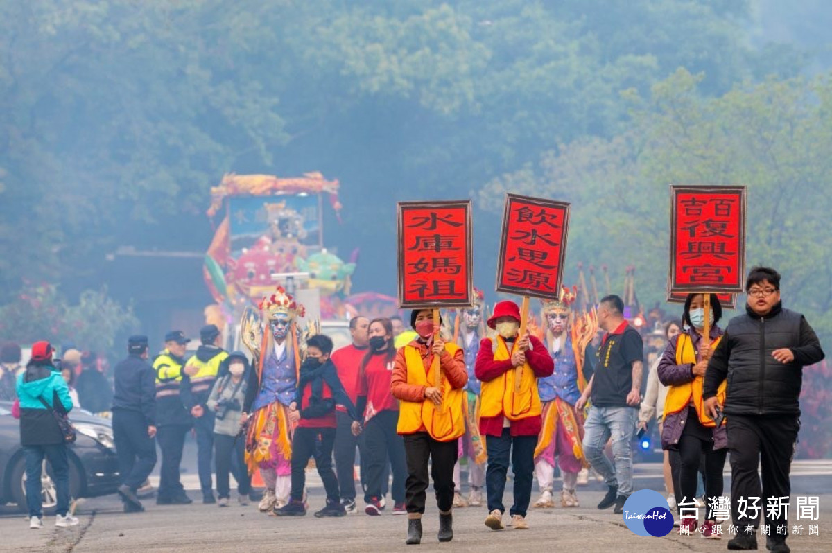 石門水庫舉行年度盛事「媽祖遊湖遶境祈福活動」，祈求風調雨順、國泰民安。