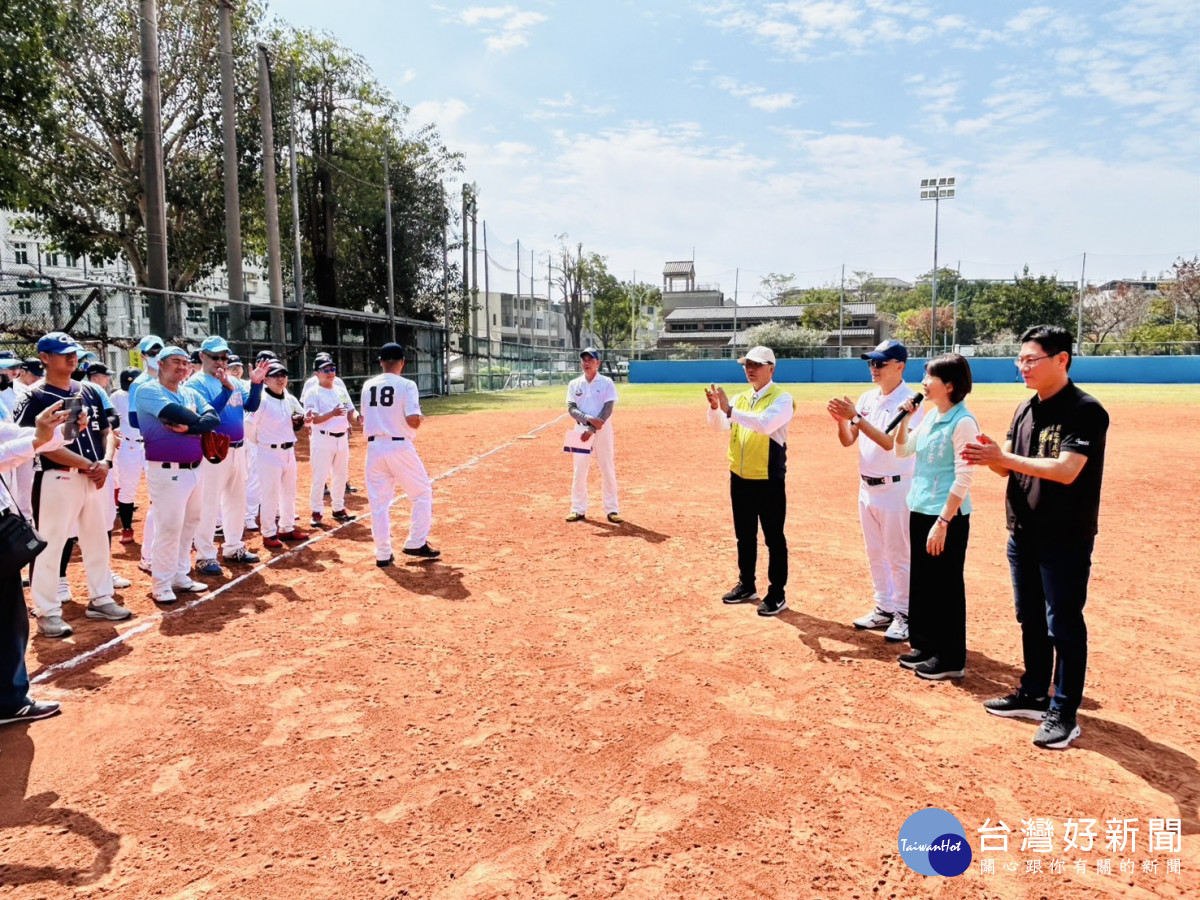 彰化市「市長盃」慢速壘球開賽，21隊420名壘球選手較勁，市長林世賢開球。／圖記者鄧富珍翻攝