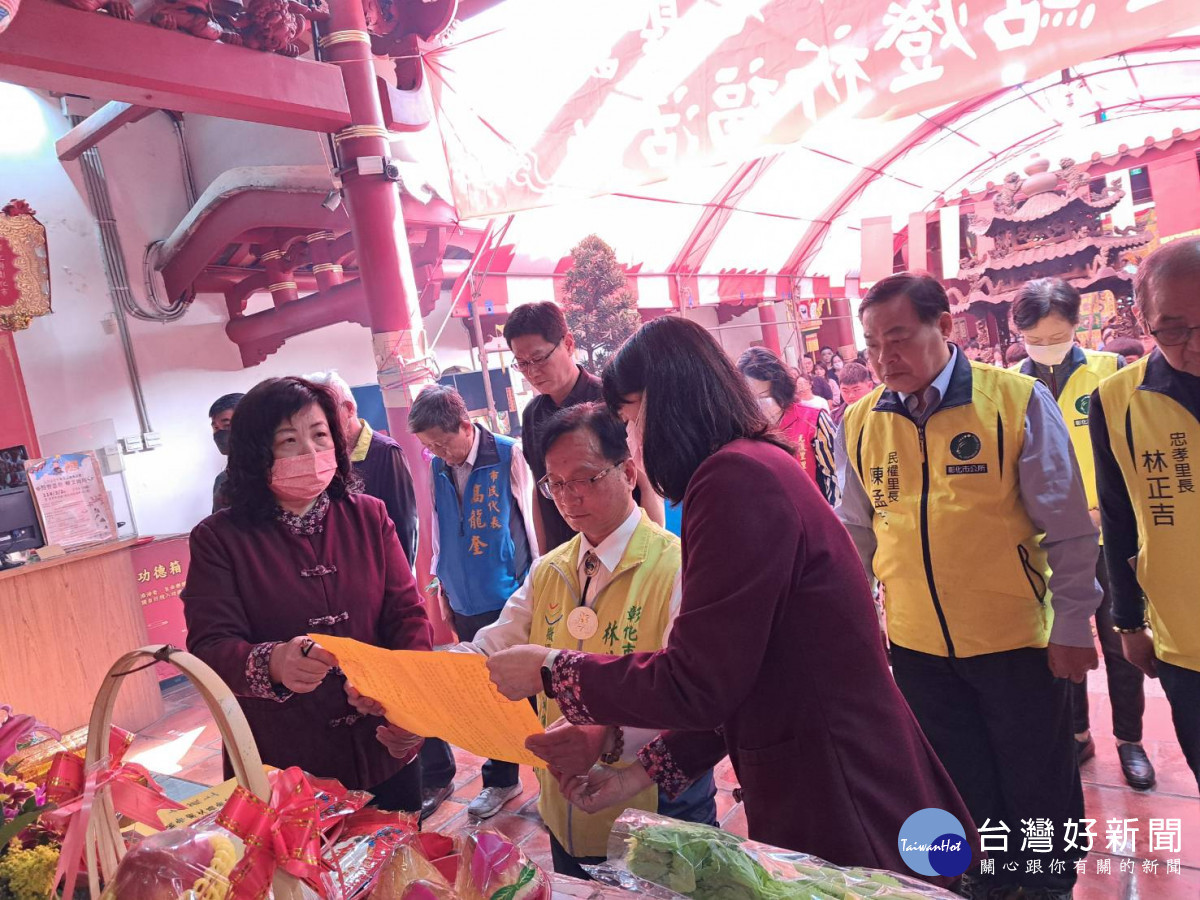 祝壽典禮中，市長林世賢恭讀文疏，為考生祈福。圖／彰化市公所提供