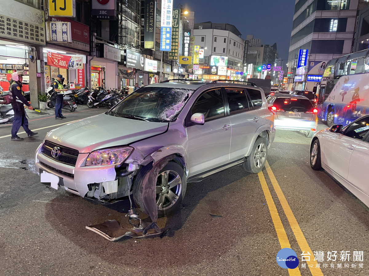 車輛翻覆路中央，由交通中隊及中壢派出所優先派員進行交通管制和疏導。