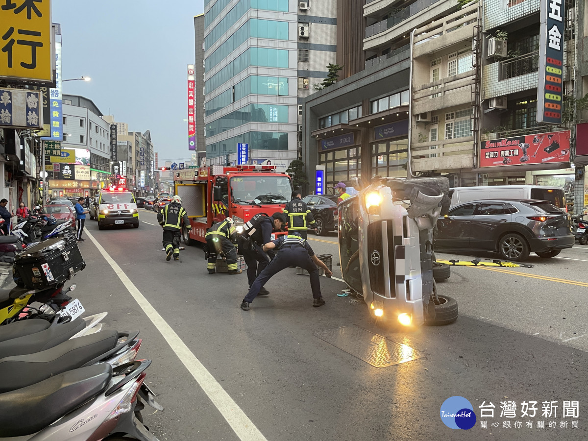 車輛翻覆路中央，由交通中隊及中壢派出所優先派員進行交通管制和疏導。