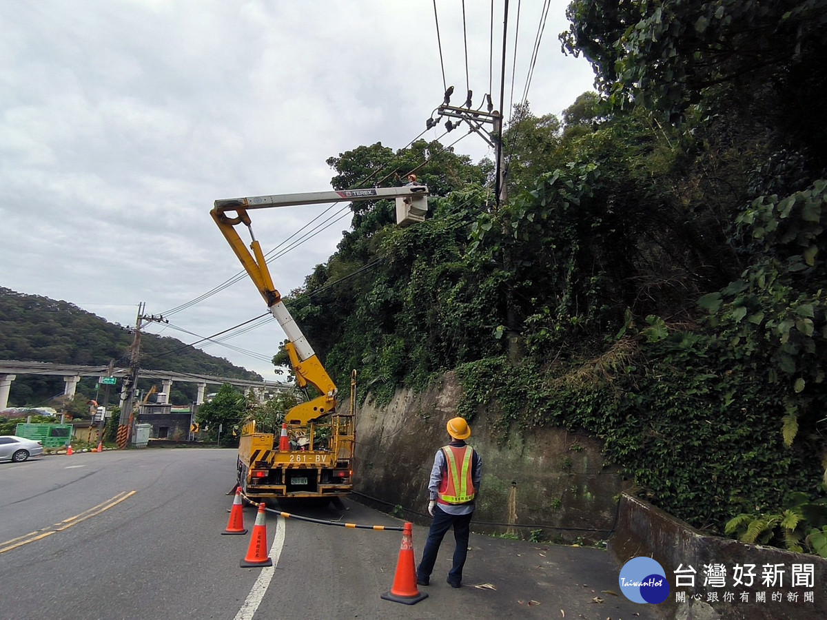 台電平均每日有370人及150台工程車，24小時不間斷，針對線路設備進行巡視、搶修及新設與改善等工作