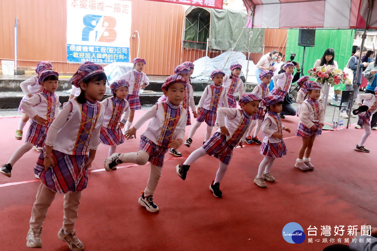 幼兒園小朋友可愛的表演。（記者扶小萍攝）