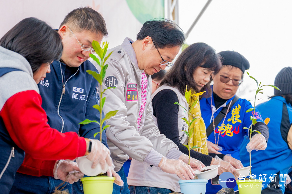 響應植樹節活動，桃園市長張善政親手種下樹苗。<br />
