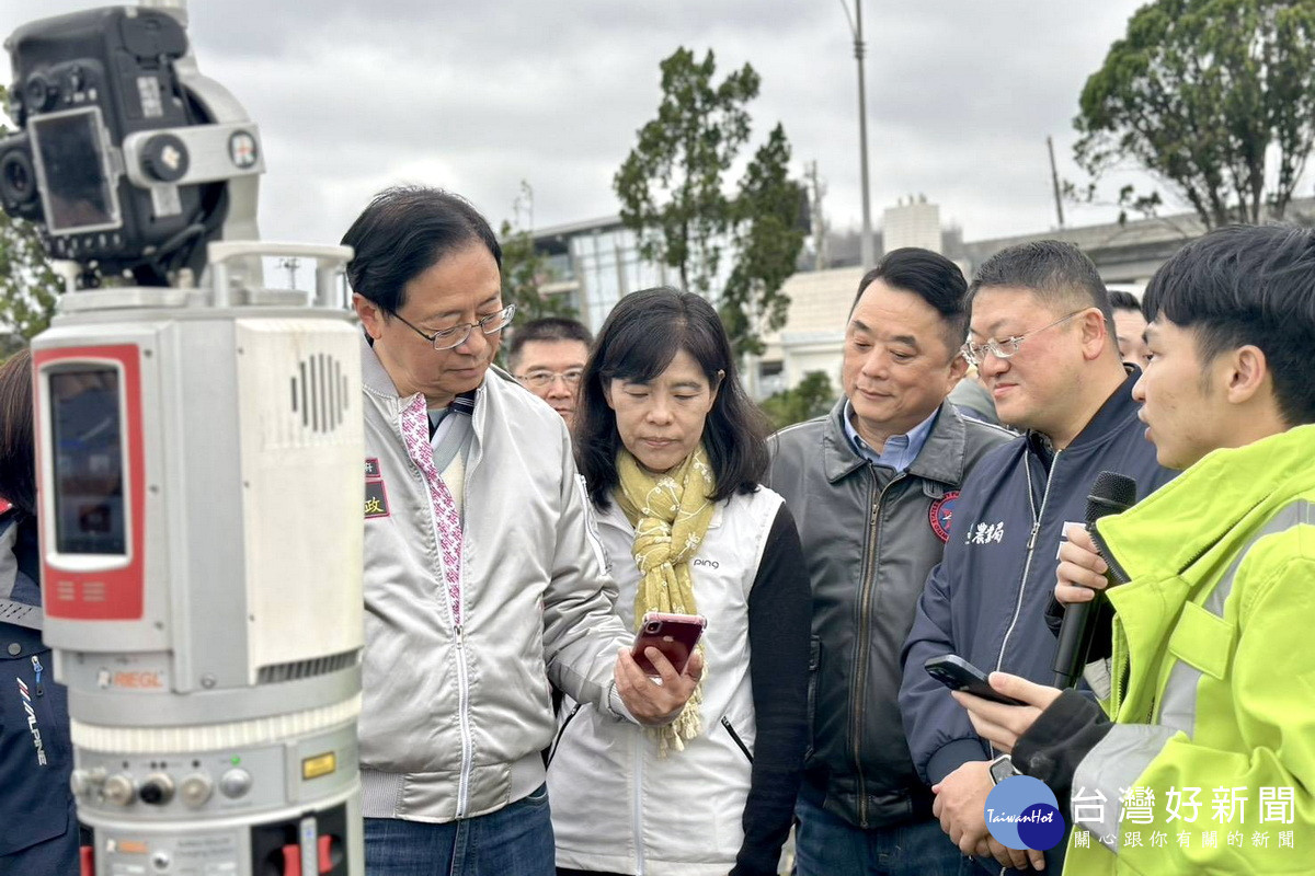 桃園市長張善政操作並瞭解「光達掃描儀器」在森林保育工作上的應用。