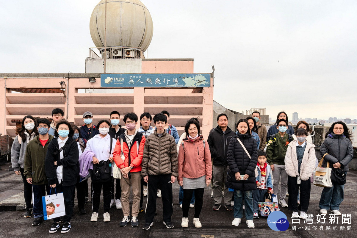 學子參觀位於科學二館頂樓的的大氣系督卜勒雷達。<br />
