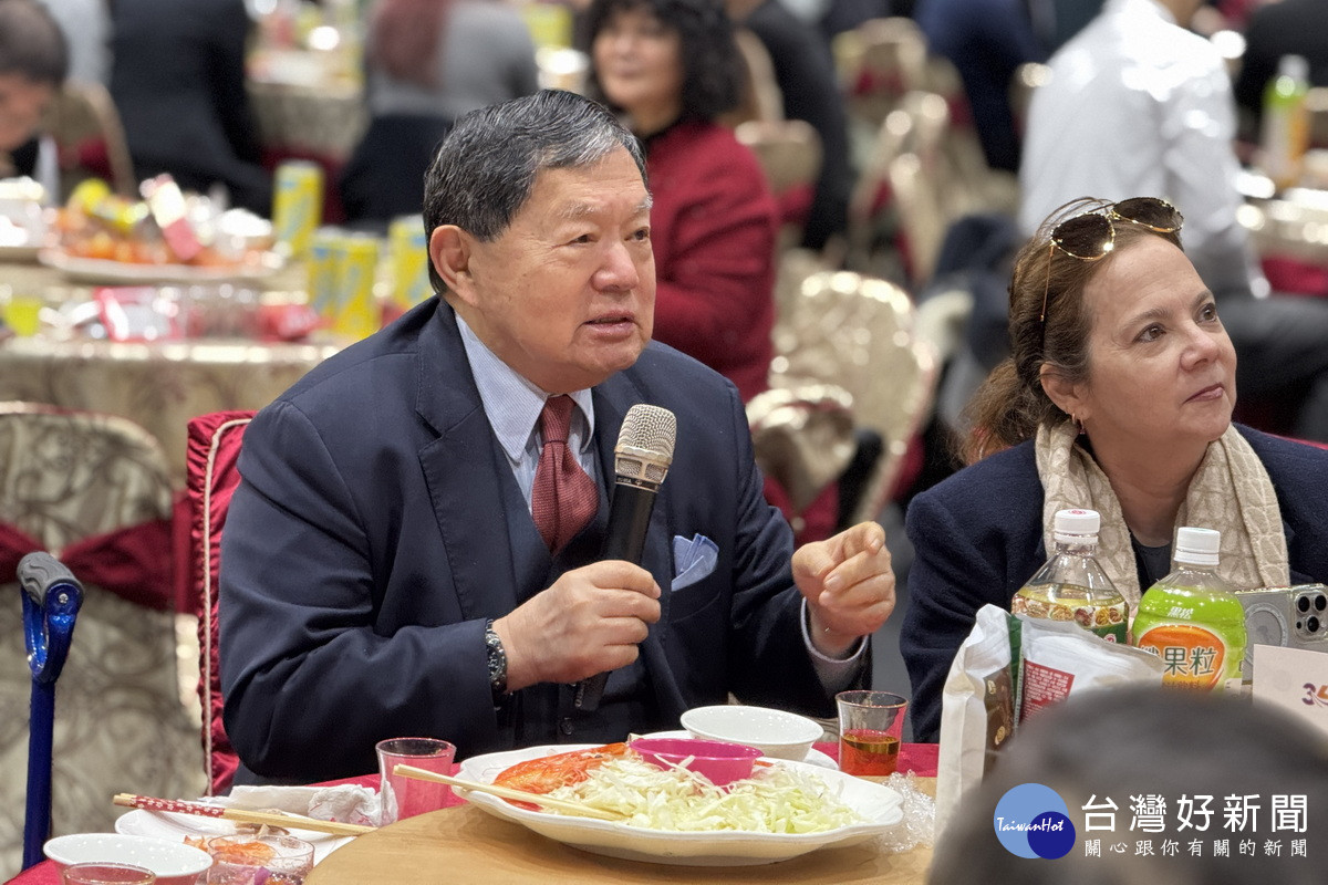 元智大學校董會董事長徐旭東鼓勵校友回饋學校。<br />
